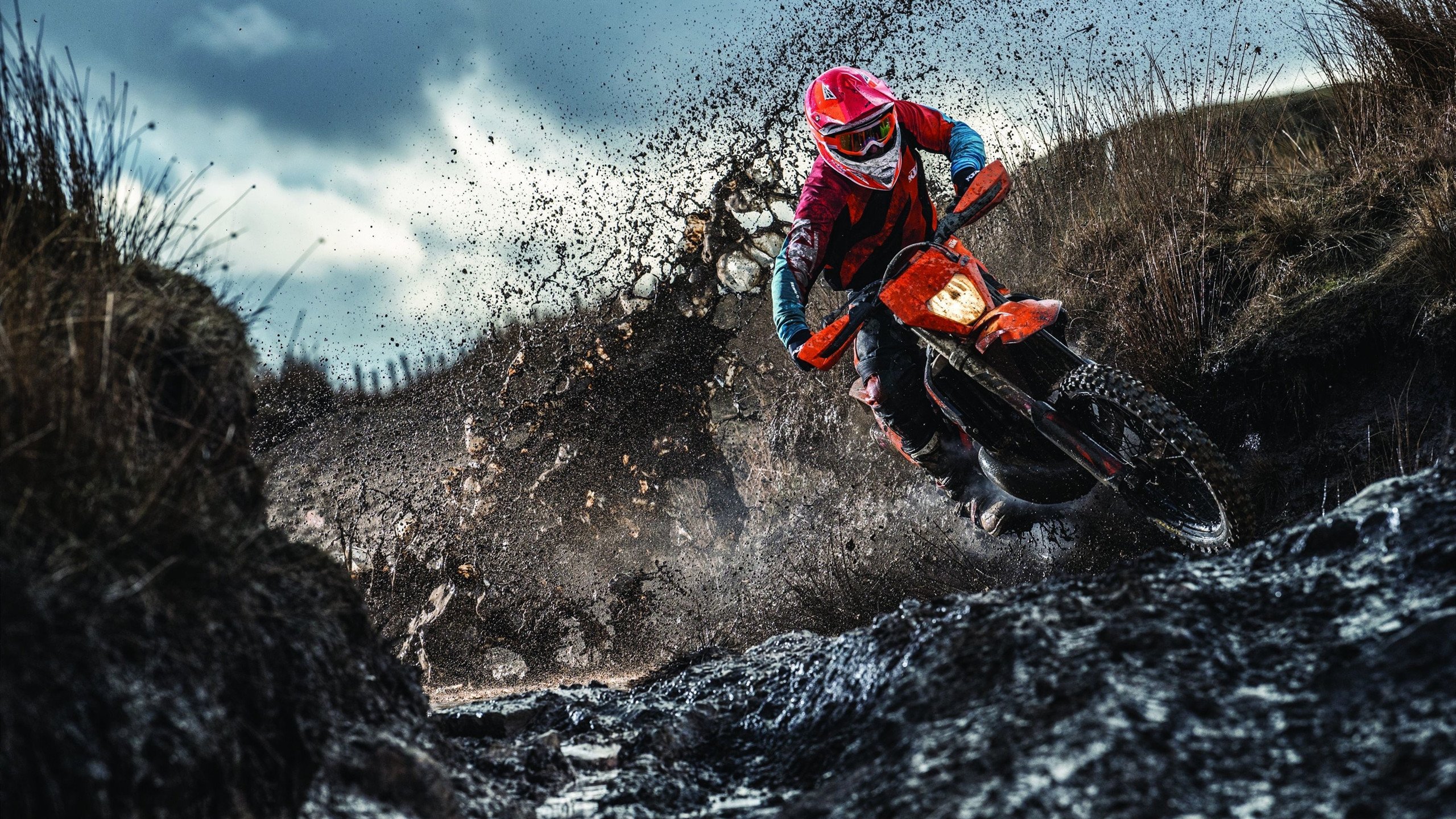 赛道上的双重变奏，阿斯顿马丁翻盘威廉姆斯，勒克莱尔刷新单圈纪录