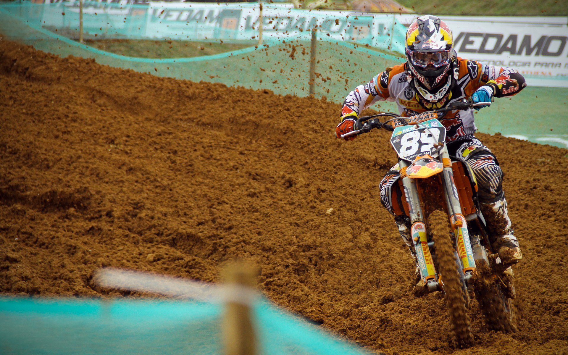 赛道上的艺术,塞恩斯高光演绎,梅赛德斯如何逆转索伯车队